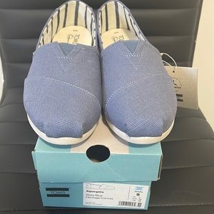 Brand new alpargata toms size 9 in slate blue color heritage canvas
